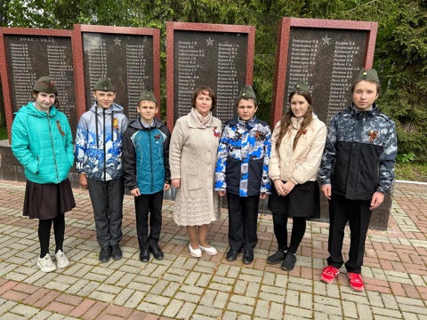 Экскурсия к памятнику воинам-землякам , погибшим в годы Великой Отечественной войны.