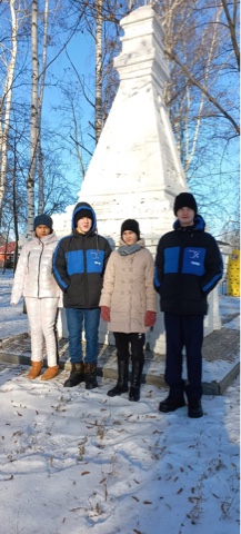 Экскурсия в парк к могиле,где похоронены большевики, борцы за советскую власть.